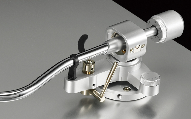 New tonearm with knife edge bearing